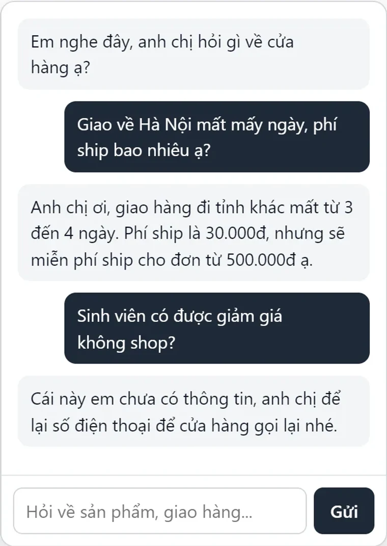 Ảnh chụp khung chat của plugin khi mình chạy thử phần WordPress trên máy, gồm câu chào, hai câu hỏi của khách về thời gian giao hàng về Hà Nội và giảm giá cho sinh viên, và hai câu trả lời. Lúc chụp, câu trả lời do mô hình chạy tại máy tạo ra; bản ChatGPT dùng đúng khung này, chỉ khác câu chào và chữ trả lời.