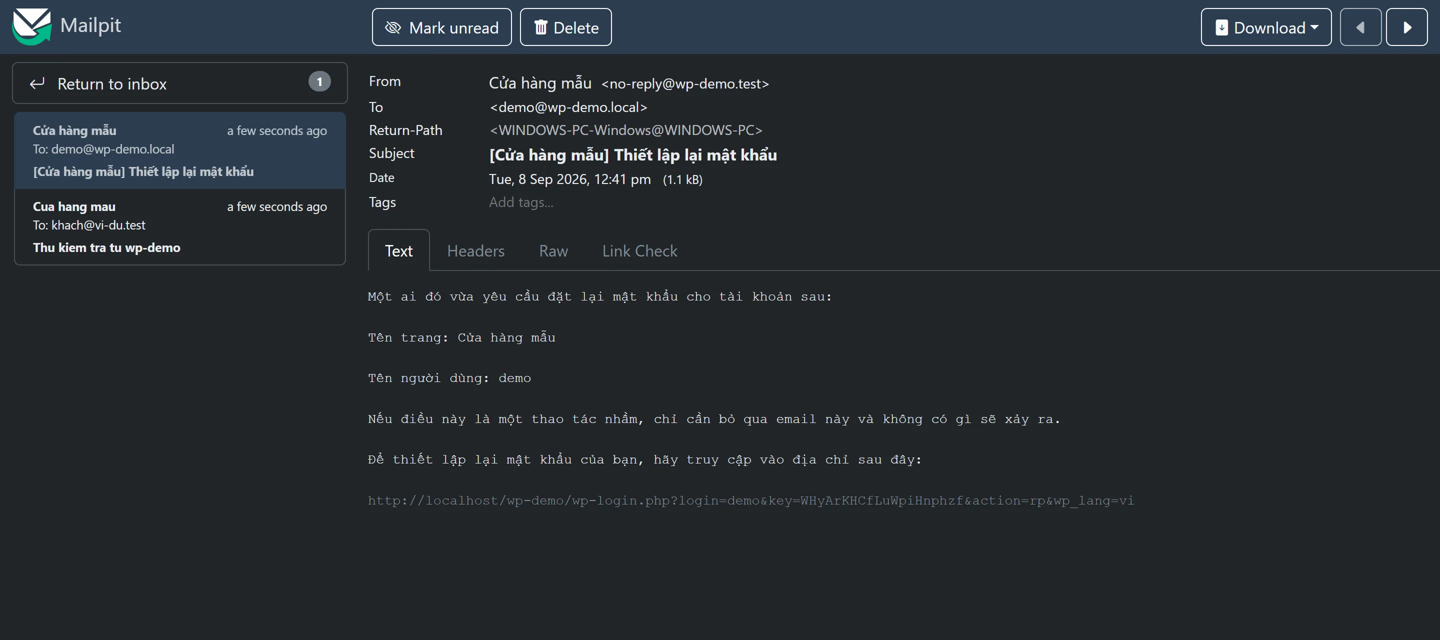 Thư đặt lại mật khẩu thật của WordPress mở trong Mailpit sau khi cài bản vá. Dòng From là "Cửa hàng mẫu <no-reply@wp-demo.test>" — đúng tên và địa chỉ vừa đặt, không còn wordpress@localhost. Đáng chú ý là dòng Return-Path lại là một địa chỉ khác do chương trình gửi tự đặt. Nội dung tiếng Việt đầy đủ kèm liên kết đặt lại.