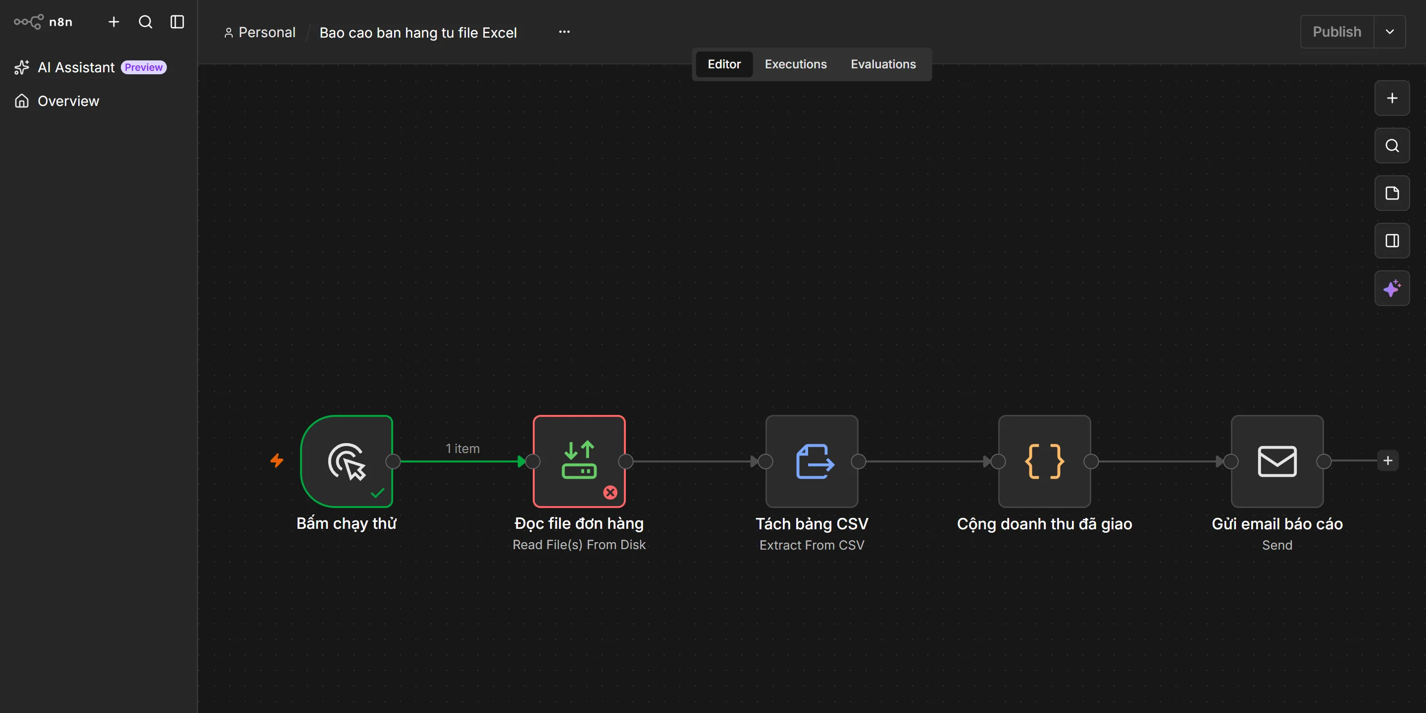 Lượt chạy đầu trong n8n 2.35.7, khi node đọc file trỏ ra ngoài thư mục được phép. Node "Bấm chạy thử" viền xanh có dấu tích và đường nối ghi 1 item; node "Đọc file đơn hàng" viền đỏ với dấu gạch chéo trong vòng tròn đỏ; ba node phía sau là "Tách bảng CSV", "Cộng doanh thu đã giao", "Gửi email báo cáo" vẫn xám vì luồng dừng ngay tại đó.