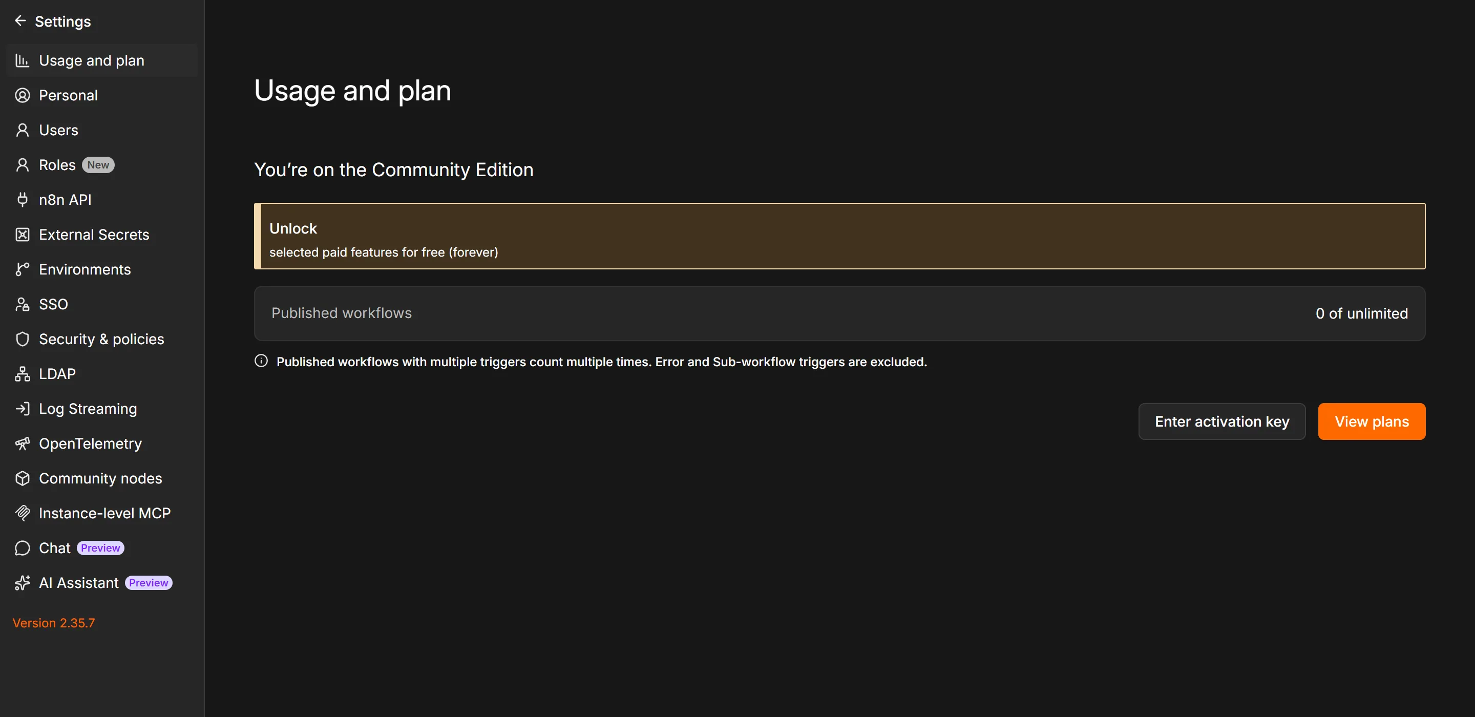 Trang Settings → Usage and plan của n8n: dòng "You're on the Community Edition", mục "Published workflows" ghi "0 of unlimited", hai nút "Enter activation key" và "View plans". Góc trái dưới cùng hiện "Version 2.35.7" — đây là bản dùng cho mọi số liệu trong bài.