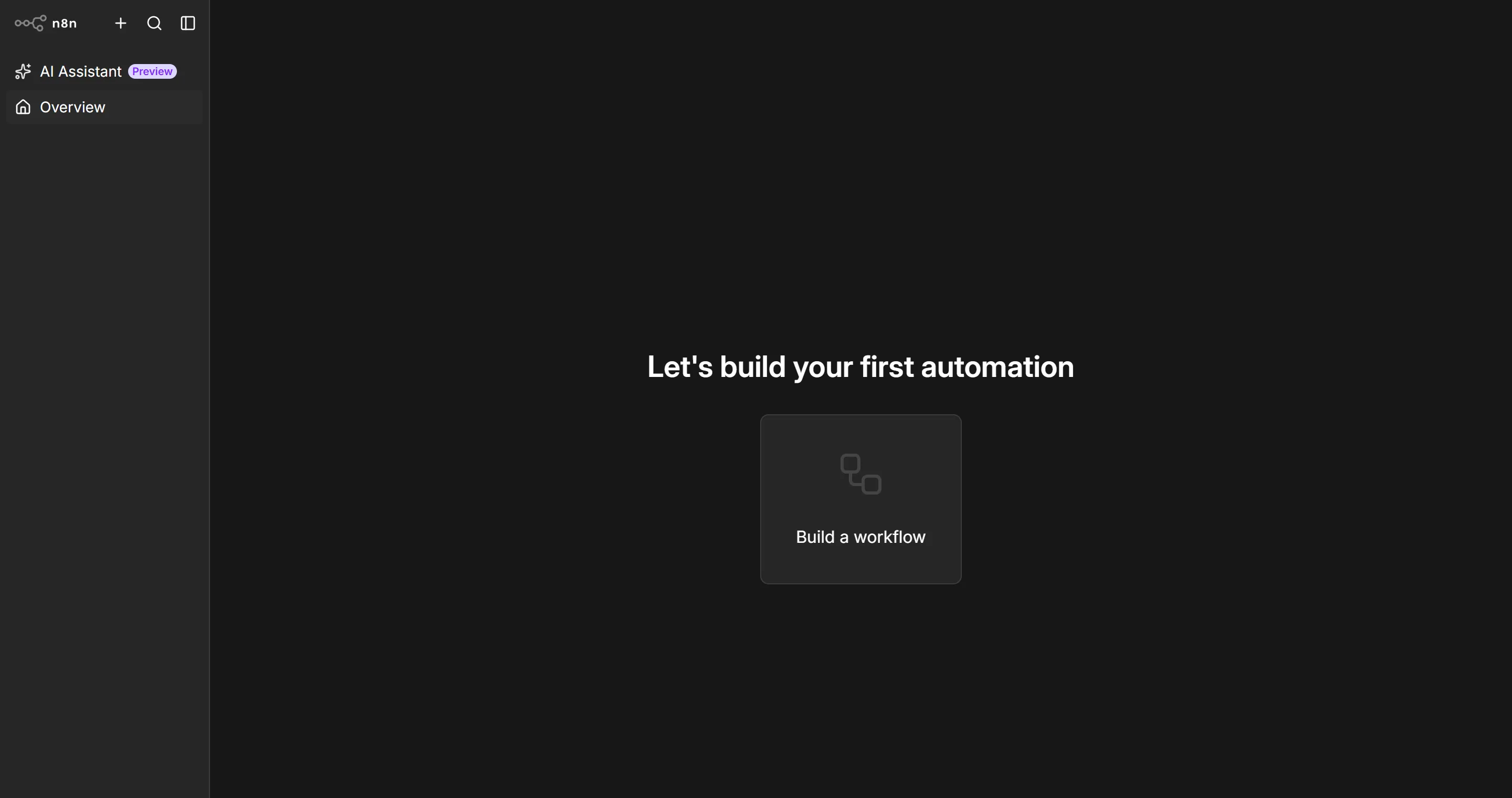 Giao diện n8n ngay sau khi tạo xong tài khoản chủ: danh sách workflow trống với dòng "Let's build your first automation" và nút "Build a workflow". Cột trái có Overview, Templates, Insights, Help, Settings.