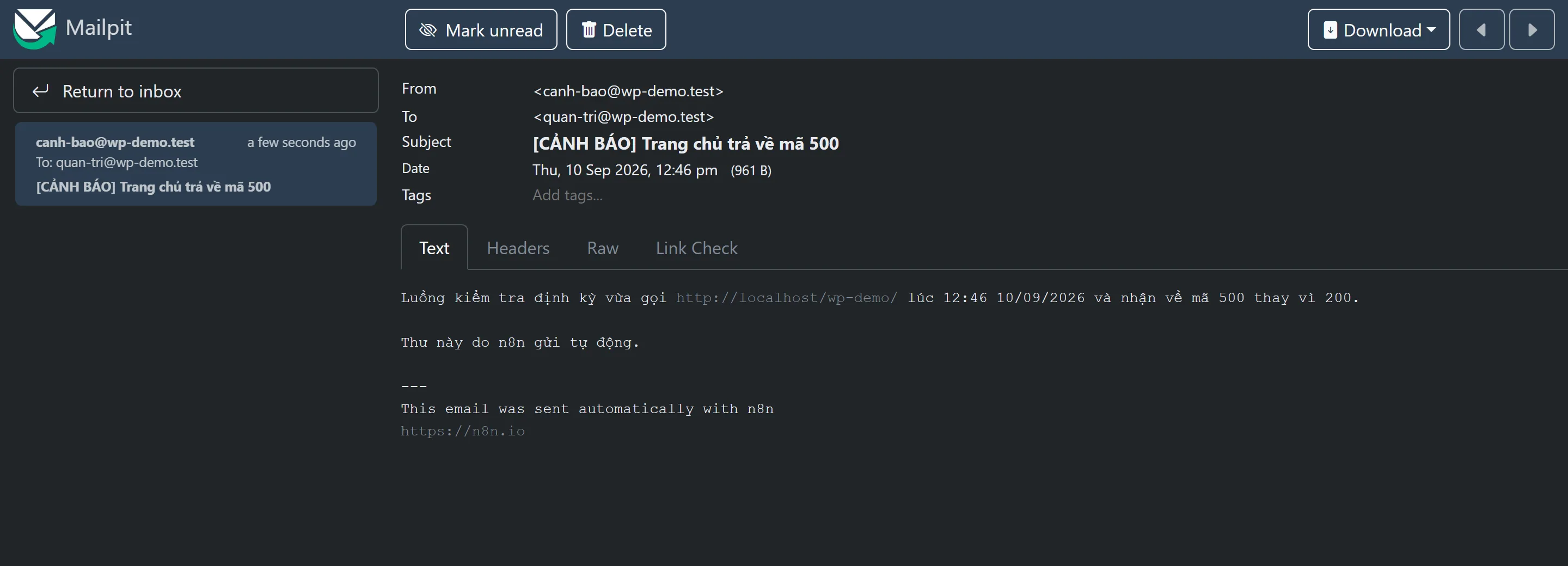 Thư cảnh báo bắt được trong Mailpit: gửi từ canh-bao@wp-demo.test tới quan-tri@wp-demo.test, tiêu đề bắt đầu bằng chữ CẢNH BÁO trong ngoặc vuông rồi tới "Trang chủ trả về mã 500", dung lượng 961 byte. Thân thư ghi "Luồng kiểm tra định kỳ vừa gọi http://localhost/wp-demo/ lúc 12:46 10/09/2026 và nhận về mã 500 thay vì 200." Giờ trong thư khớp đồng hồ máy vì đã đặt múi giờ cho workflow.