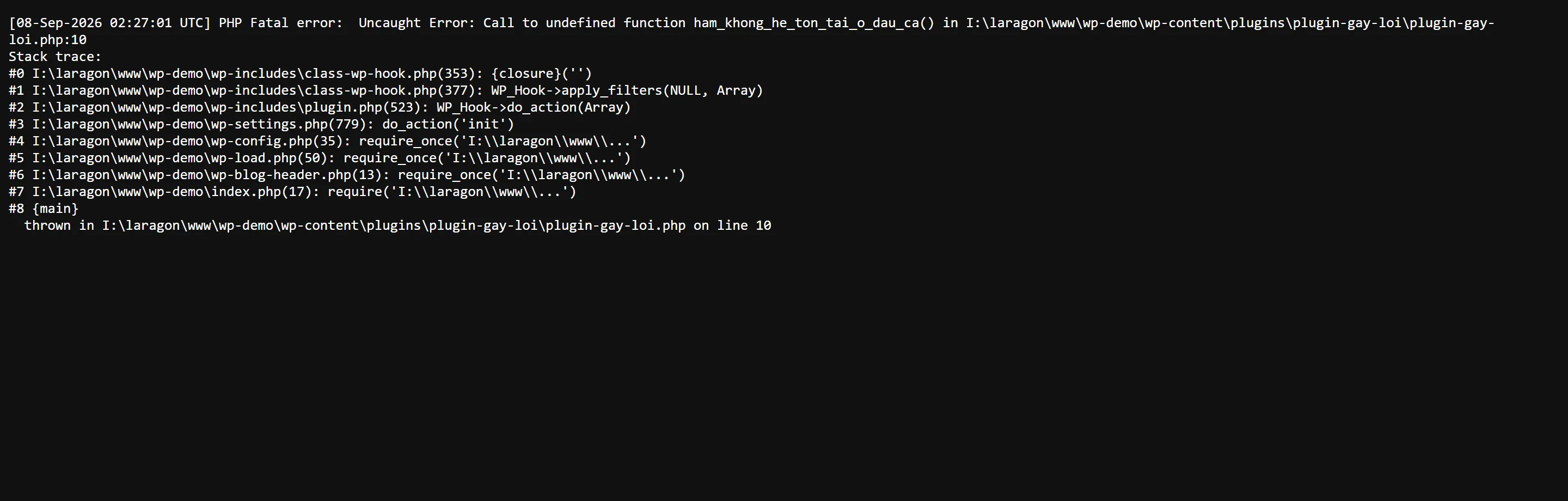 Tệp wp-content/debug.log mở thẳng trong trình duyệt, trả về HTTP 200 dạng văn bản thuần. Dòng đầu ghi "PHP Fatal error: Uncaught Error: Call to undefined function ham_khong_he_ton_tai_o_dau_ca()" kèm đường dẫn đầy đủ tới tệp plugin trên ổ đĩa máy chủ và số dòng 10, theo sau là stack trace tám bước đọc ngược từ index.php tới chỗ hỏng. Ai biết địa chỉ cũng đọc được tệp này.