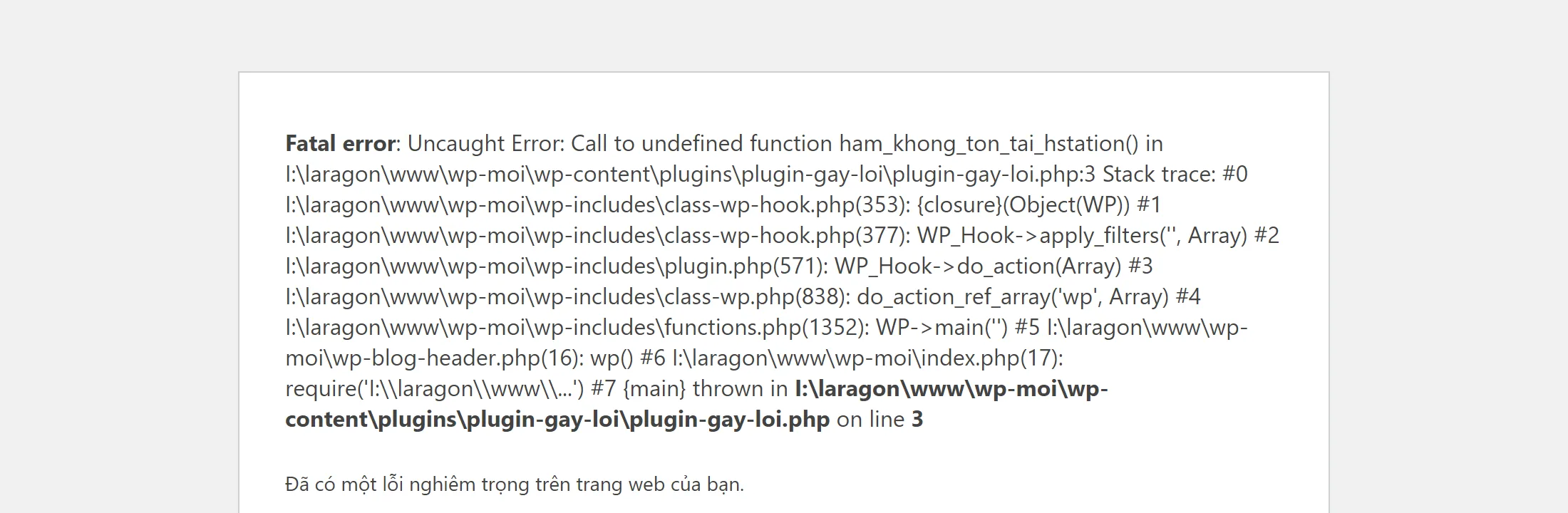 Trang lỗi nghiêm trọng khi PHP đang bật hiện lỗi. Phía trên là dòng Fatal error: Uncaught Error: Call to undefined function ham_khong_ton_tai_hstation() kèm đường dẫn đầy đủ trên máy chủ tới tệp plugin-gay-loi.php và cả stack trace. Cuối khung là câu Đã có một lỗi nghiêm trọng trên trang web của bạn.